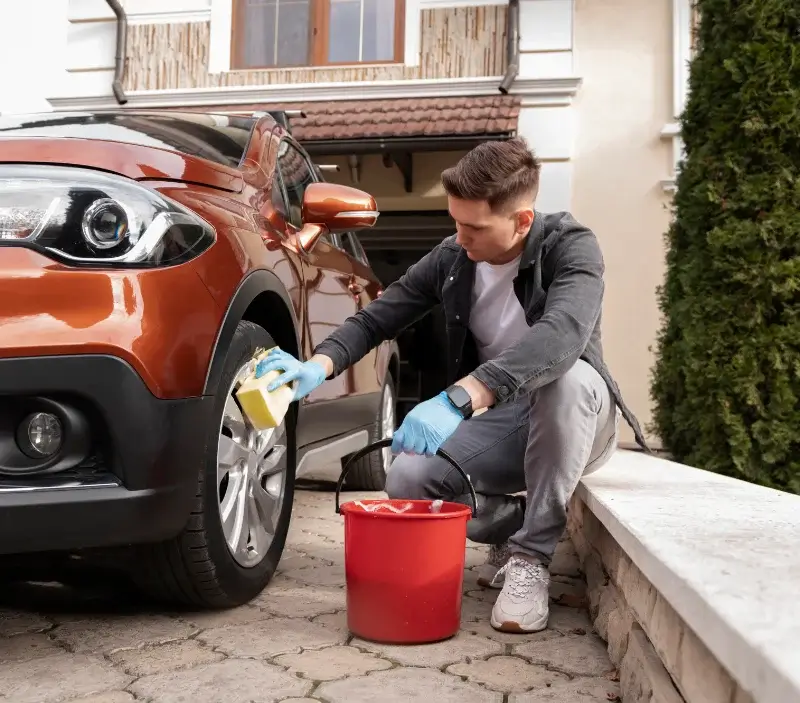 Lavage auto à domicile Espaon : professionnel intervenant sur un véhicule